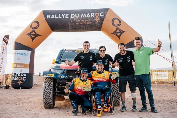 Isidre Esteve y Txema Villalobos, con el equipo Repsol Toyota Rally Team después del Rally de Marruecos 2025.