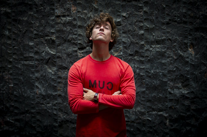 El artista Álvaro Lafuente Calvo conocido como  'Guitarricadelafuente' posa para las cámaras de Europa Press.