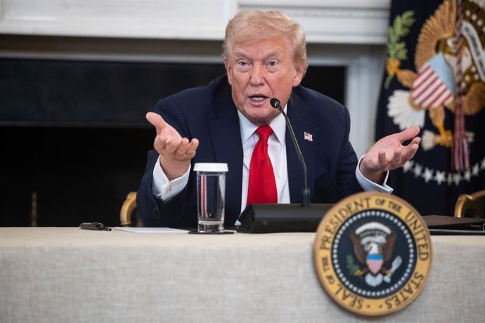 8 de outubro de 2025, Washington, Distrito de Columbia, EUA: O presidente dos Estados Unidos, Donald J. Trump, discursa durante uma mesa redonda sobre antifa na Sala de Jantar do Estado da Casa Branca em Washington, DC, EUA, em 8 de outubro de 2025