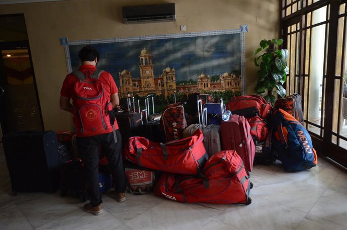 Archivo - September 3, 2021, Peshawar, Khyber Pakhtunkhwa, Pakistan: Afghanistan cricket team players board a bus from a local hotel to Islamabad Airport in full proof security. Afghanistan team coach Raees Ahmadzai said that soon after reaching Peshawar,