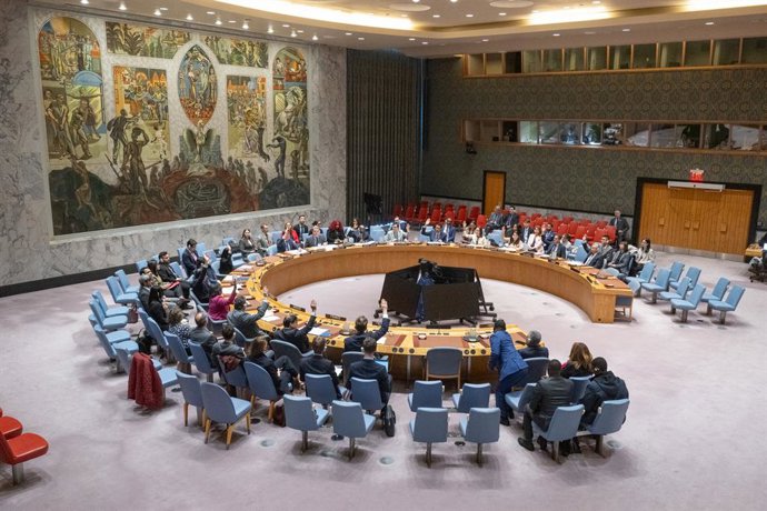 UNITED NATIONS, Oct. 17, 2025 -- Representantes votam em um projeto de resolução durante uma reunião do Conselho de Segurança na sede da ONU em Nova York, em 17 de outubro de 2025. O Conselho de Segurança adotou, na sexta-feira, uma resolução para renovar