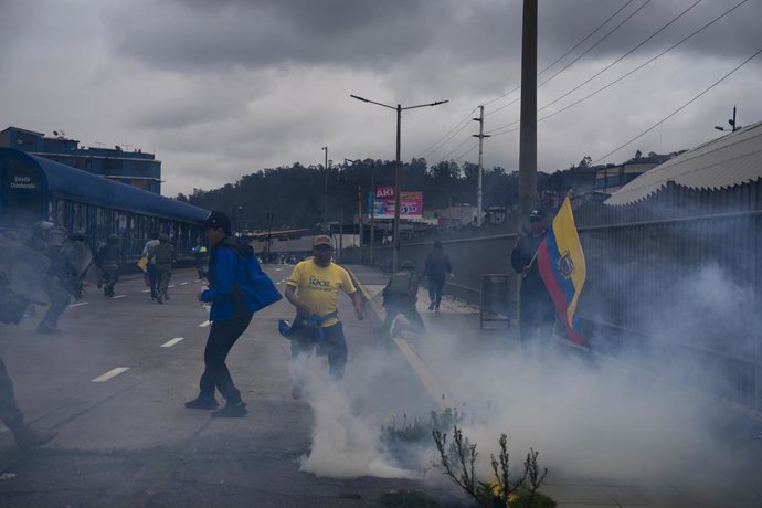 12 de outubro de 2025, Quito, Pichincha, Equador: Manifestantes fogem depois que a polícia dispara gás lacrimogêneo contra eles durante a manifestação. Dia 20 da Greve Nacional de 2025 no Equador, em descontentamento com o governo de Daniel Noboa. A march