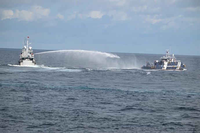 PEQUIM, 12 de outubro de 2025 -- O navio público filipino 3003 se intromete ilegalmente nas águas próximas a Tiexian Jiao, no Mar do Sul da China, em 12 de outubro de 2025.   A Guarda Costeira Chinesa (CCG) expulsou legalmente as embarcações oficiais fili