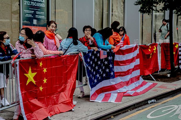 26 de setembro de 2025, Nova York, Nova York, EUA: Imigrantes chineses se reuniram na Segunda Avenida em uma demonstração de apoio ao primeiro-ministro Li Qiang, primeiro-ministro do Conselho de Estado, na quinta-feira, 26 de setembro de 2025. A China est