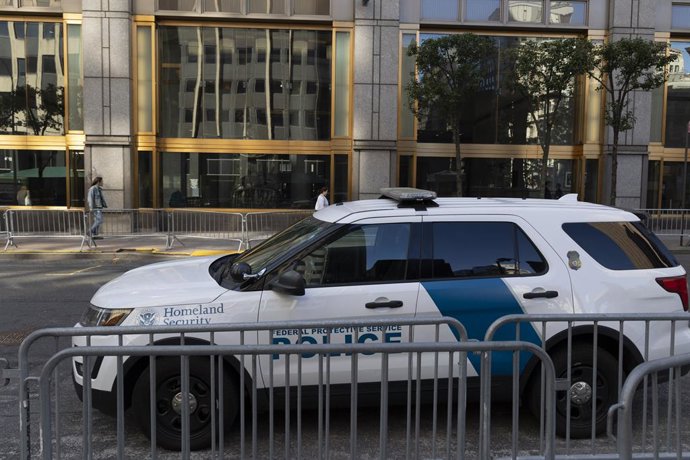 October 9, 2025, New York, New York, USA: A Homeland Security Federal Protective Service Police car is parked outside the Jacob K. Javits Federal Building at 26 Federal Plaza. Immigration courts inside the building have been the site of family separations