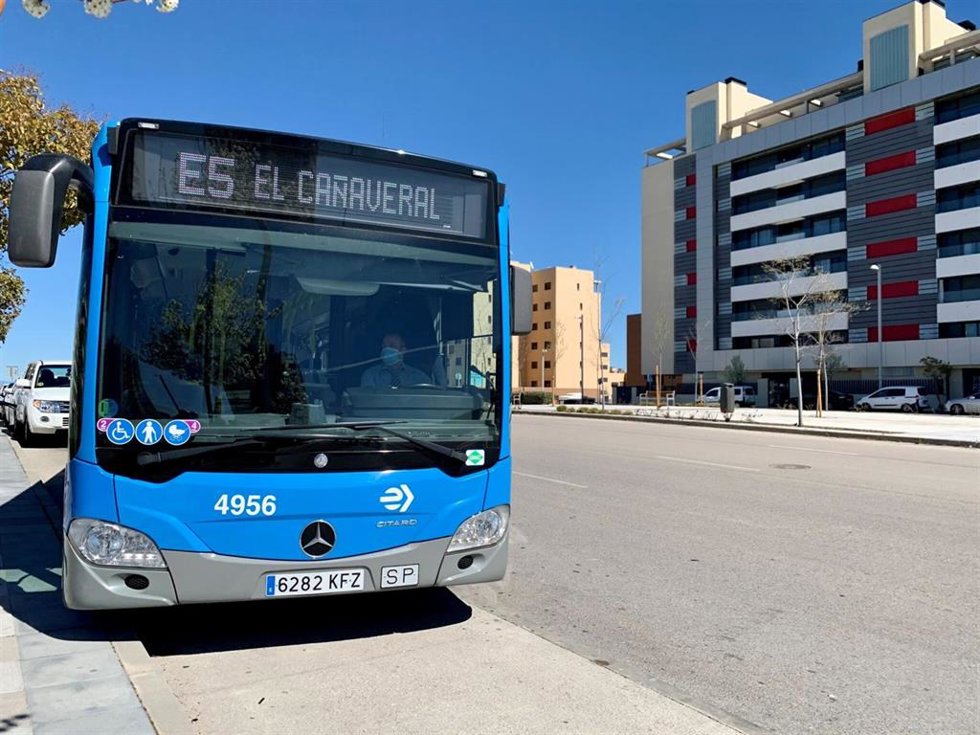 Archivo - Autobús de la EMT de la línea E5 entre El Cañaveral y Manuel Becerra