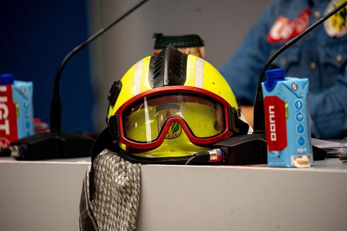 Un casco de bomberos forestales durante una rueda de prensa de bomberos y agentes forestales y medioambientales, en la sede confederal de CCOO, a 18 de septiembre de 2025, en Madrid (España). Desde hoy, los bomberos forestales podrán beneficiarse de los c
