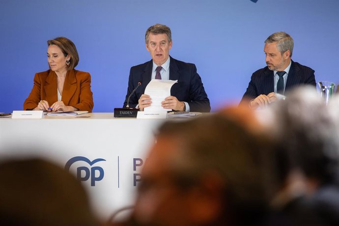 Archivo - (I-D) La secretaria general del PP, Cuca Gamarra; el presidente del Partido Popular, Alberto Núñez Feijóo y el diputado del PP Juan Bravo, durante una reunión con asociaciones y representantes de las organizaciones más afectadas por los arancele