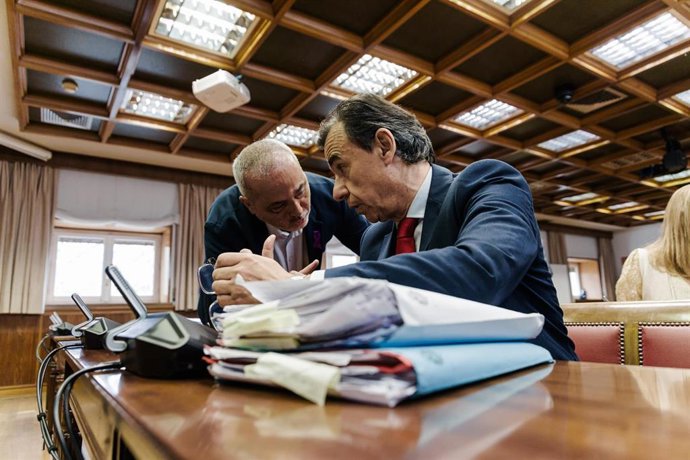 Archivo - El senador del PP Fernando Martínez Maíllo (d) a su llegada a la comparecencia del ministro de Política Territorial y Memoria Democrática, Ángel Víctor Torres, en la comisión por el ‘caso Koldo’, en el Senado, a 6 de marzo de 2025, en Madrid (Es