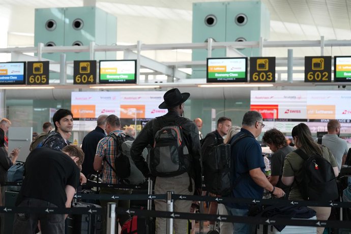Viatgers en la T1 de l'Aeroport de Barcelona-El Prat