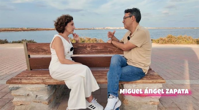 Un momento del primer capítulo de la serie 'La ruta de la suerte', donde Miguel Ángel Zapata conversa con la actriz Pepa Aniorte