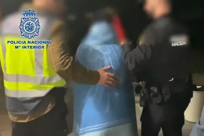 La mujer, en el momento de ser detenida.