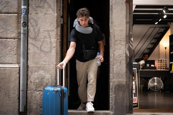 Archivo - Un turista con maleta (archivo)