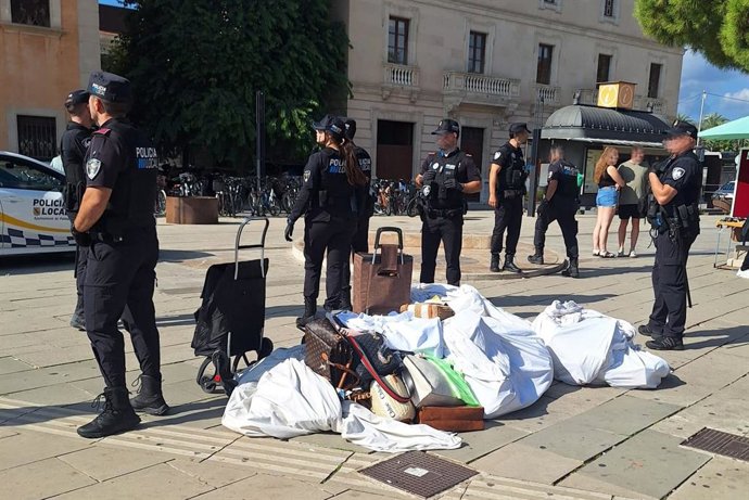 Operativo policial contra la venta ambulante ilegal en el Parc de la Mar.