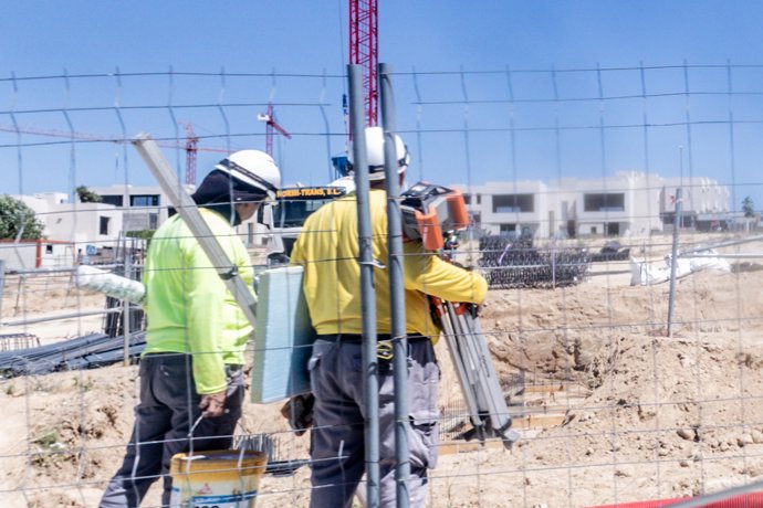 Dos obreros trabajan en la construcción de una vivienda nueva, a 29 de julio de 2025, en Madrid (España).