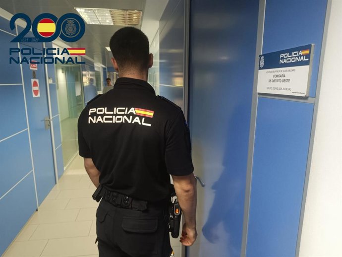 Un agente de la Policía Nacional, de espaldas.