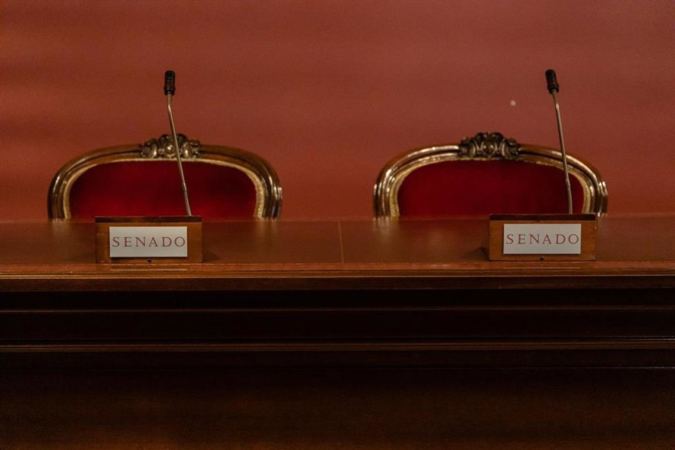 Archivo - Dos asientos en la Sala Manuel Broseta Pont durante la primera jornada de Puertas Abiertas del Senado, a 30 de noviembre de 2022, en Madrid (España).