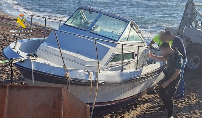 Embarcación intervenida por la Guardia Civil.