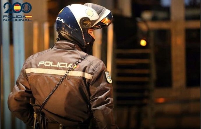 Un agente de la Policía Nacional, de espaldas.