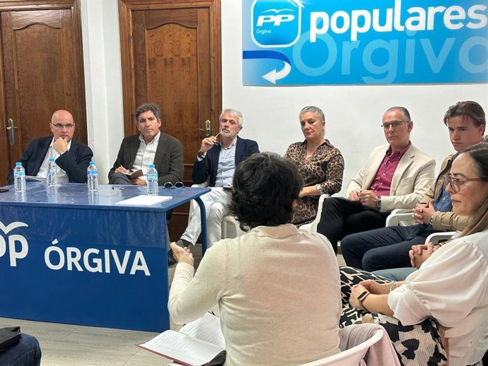 El vicesecretario de Estudios y Programas, Gonzalo Mochón, en la reunión con responsables de la Asociación de Turismo de la Alpujarra y miembros de la Asociación de Turismo Activo del Valle de Lecrín.