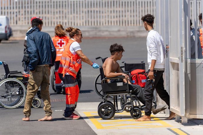 Archivo - Los Servicios de Emergencias reciben a los migrantes en el muelle de Puerto Naos, a 18 de septiembre de 2024, en Arrecife, Lanzarote, Canarias (España). La embarcación de Salvamento ‘Al Nair’ ha llegado a Puerto Naos con 117 migrantes de origen 