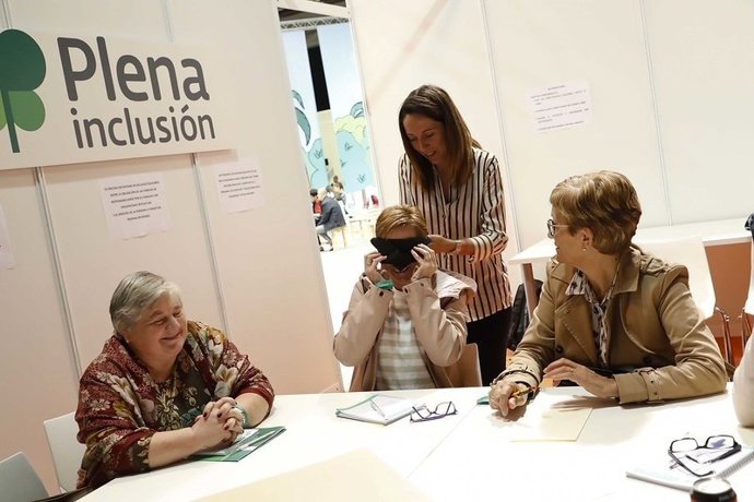 Familiares de personas con discapacidad intelectual en una actividad de Plena inclusión.