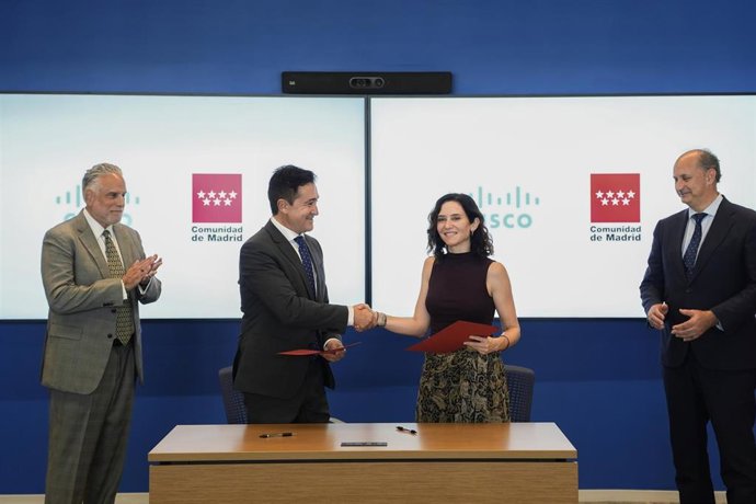 La presidenta de la Comunidad de Madrid, Isabel Díaz Ayuso, firma un acuerdo con la multinacional Cisco
