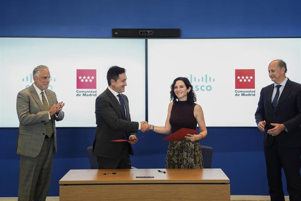 La presidenta de la Comunidad de Madrid, Isabel Díaz Ayuso, firma un acuerdo con la multinacional Cisco