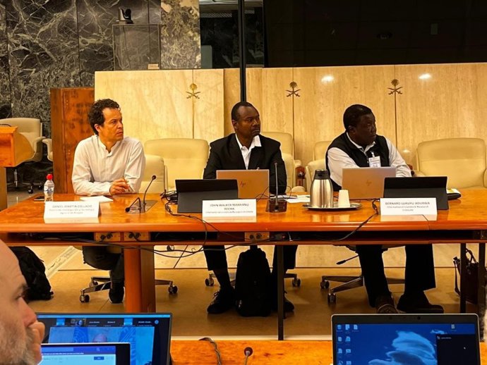 El investigador Daniel Martín Collado, primero por la izquierda, en una de las reuniones iniciales que tuvieron lugar para la preparación de esta guía.