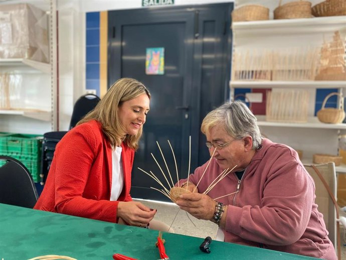 La consejera de Política Social, Familias e Igualdad, Conchita Ruiz, en la visita realizada a los talleres que ofrece la Fundación Jesús Abandonado