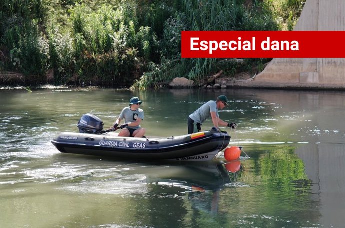 Agentes del GEAS rastrean el Júcar en la búsqueda de desaparecidos dana