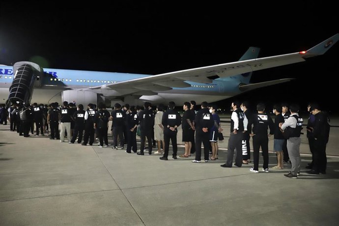 Camboya deporta a 64 surcoreanos detenidos en una redada contra una mafia de estafas on-line, a 17 de octubre de 2025 