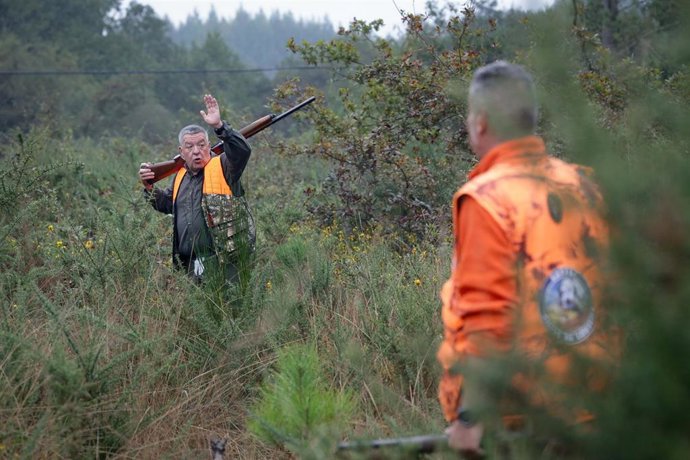 Archivo - Varios hombres cazan durante el arranque de la temporada de caza en Galicia, a 15 de octubre de 2023, en Vilalba, Lugo, Galicia (España).