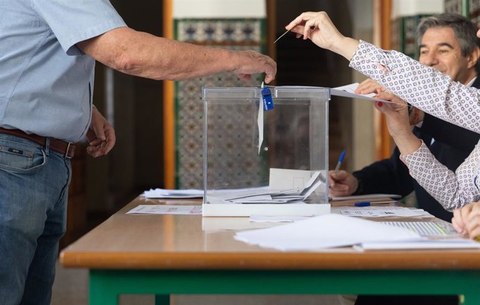 Archivo - Una persona ejerce su derecho a voto en el colegio de Nuestra Señora del Buen Consejo, a 9 de junio de 2024, en Madrid (España). Hoy tienen lugar las elecciones europeas de 2024 en España. Más de 38 millones de españoles están llamados a pasar p
