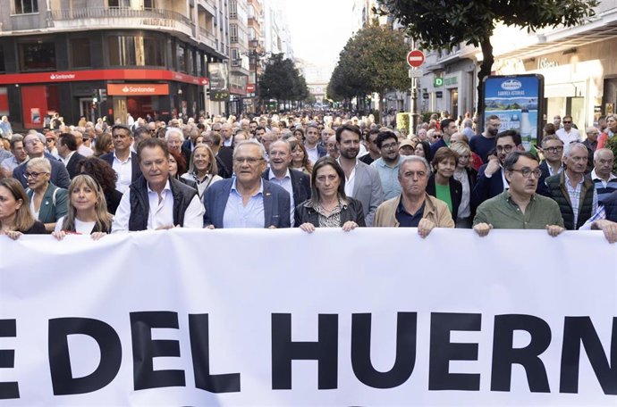 El presidente del PP de Asturias, Álvaro Queipo (c), junto a la alcaldesa de Gijón, Carmen Moriyón, durante la manifestación en contra del peaje del Huerna, a 17 de octubre de 2025, en Oviedo, Principado de Asturias (España). Este viernes está prevista la