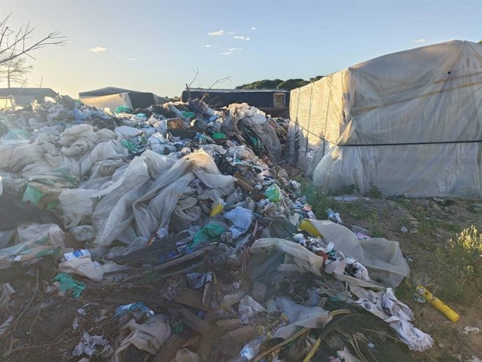 Archivo - Basura en el asentamiento de Lucena del Puerto (Huelva).