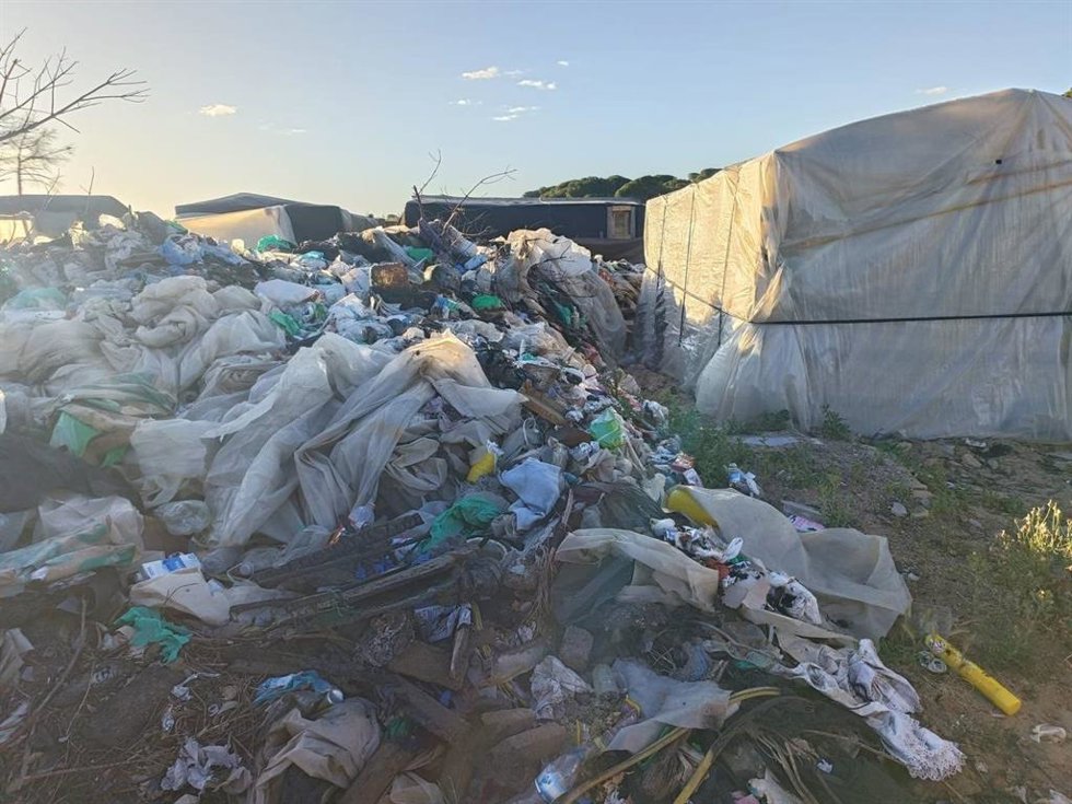 Archivo - Basura en el asentamiento de Lucena del Puerto (Huelva).