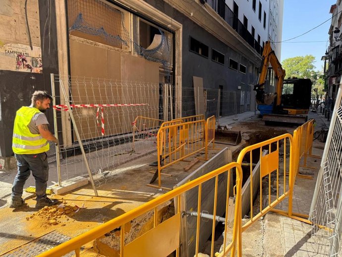 Obras de instalación de redes en la calle Aponte, aledaña a la Plaza del Duque.