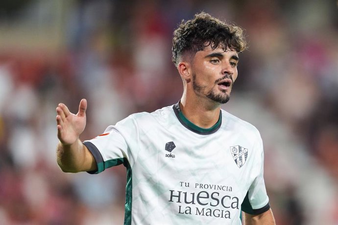 Archivo - Javi Mier, do SD Huesca, comemora um gol durante a partida de futebol do Campeonato Espanhol, LaLiga Hypermotion, disputada entre Granada CF e SD Huesca no estádio Los Carmenes em 30 de agosto de 2024, em Granada, Espanha.