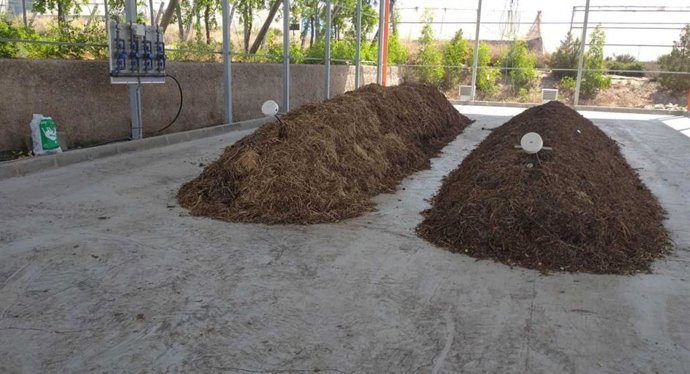Pilas de compost en proceso de maduración en una instalación de tratamiento de biorresiduos.