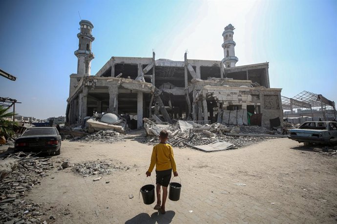 17 de outubro de 2025, Cidade de Gaza, Faixa de Gaza, Território Palestino: Palestinos deslocados se abrigam dentro da Mesquita Imam al-Shafi, danificada, no bairro de Al-Zeitoun, na Cidade de Gaza, depois que suas casas foram destruídas durante a guerra.