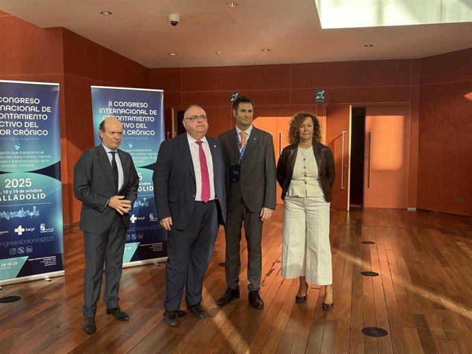 El consejero de Sanidad, Alejandro Vázquez junto al presidente del Colegio Profesional de Fisioterapeutas de Castilla y León, José Luis Morencia Fernández