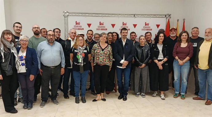 Álvaro Sanz, en el centro, en la reunión de este sábado 18 de octubre en la nueva sede de IU en Zaragoza en la que ha nunciado que no  encabezará ninguna candidatura en el próximo proceso asambleario de Izquierda Unida Aragón.