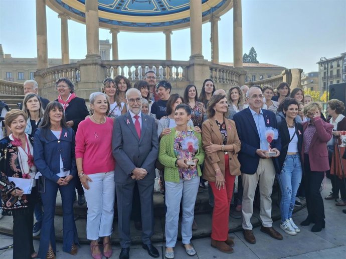 Reconocimiento de la asociación Saray al equipo de cirugía mamaria del Hospital Universitario de Navarra.