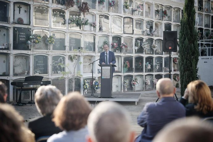 Intervención del conseller Ramon Espadaler durante el acto para incluir el cementerio de Montcada i Reixac (Barcelona) a la red de espacios de Memòria Democràtica
