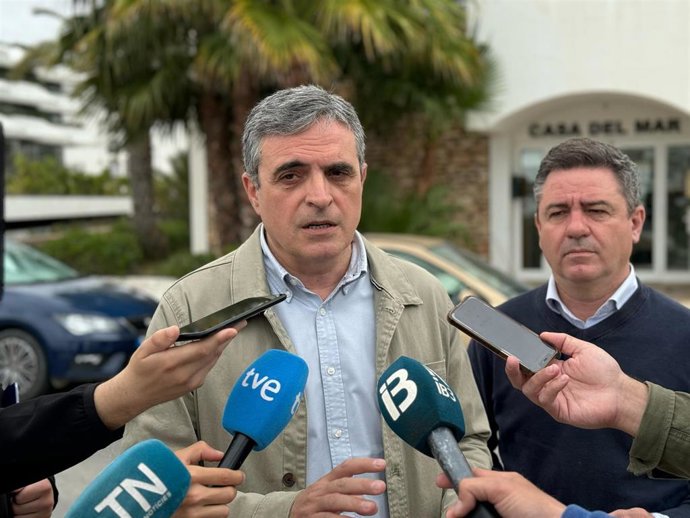 Archivo - El diputado del PP balear José Vicente Marí atendiendo a los medios