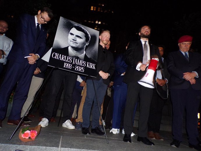 Archivo - 12 de setembro de 2025, Nova York, Nova York, EUA: O Young Republican Club lidera um memorial para Charlie Kirk em Nova York, em 12 de setembro de 2025.