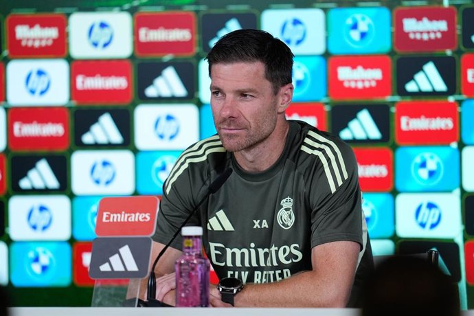 Xabi Alonso, técnico do Real Madrid, dá uma coletiva de imprensa durante o dia de treinamento do Real Madrid antes da partida de futebol contra o Villarreal CF na Ciudad Deportiva Real Madrid em 03 de outubro de 2025, em Valdebebas, Ma