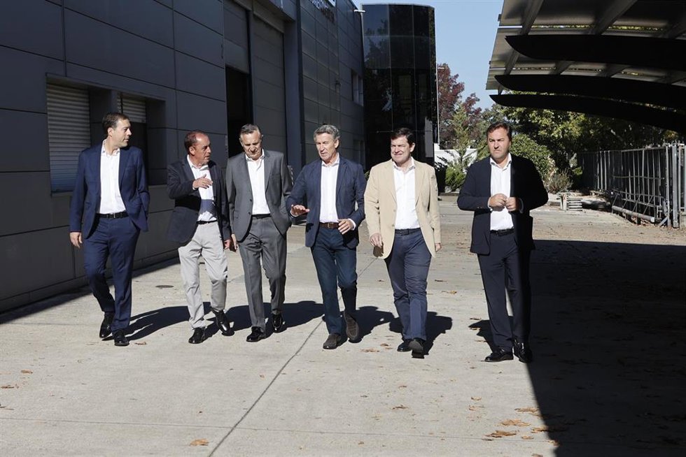 El presidente del PP, Alberto Núñez Feijóo (c), el presidente provincial del PP, Benito Serrano (2i), y el presidente del partido en Castilla y León, Alfonso Fernández Mañueco (2d) durante un acto con trabajadores autónomos en Soria