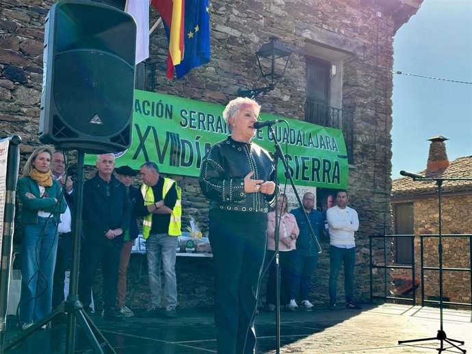 La delegada de la Junta en Guadalajara, Rosa María García, interviene en el Día de la Sierra.